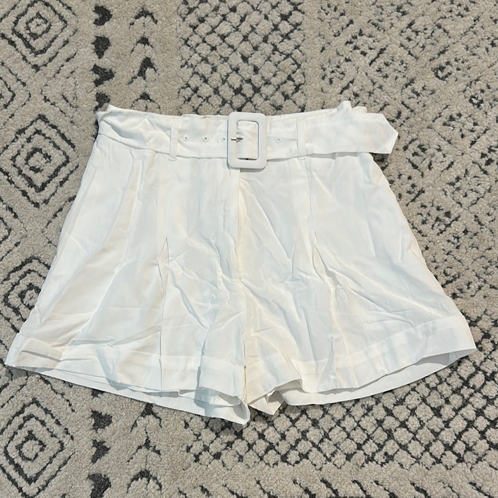 Tahari White High Waist Shorts with Belt